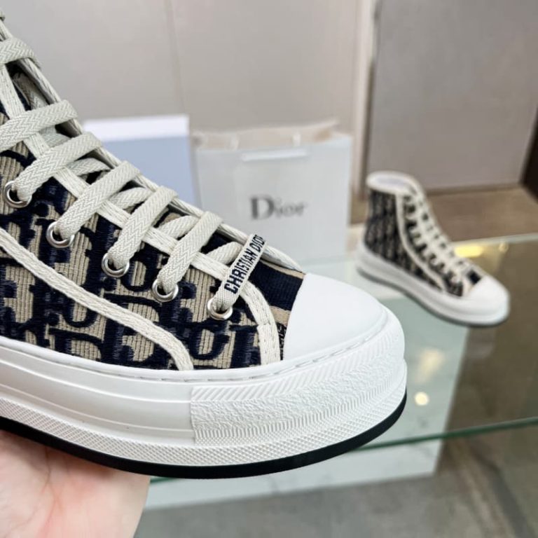 High-top thick-soled black-edged lace-up flat walking sneakers5