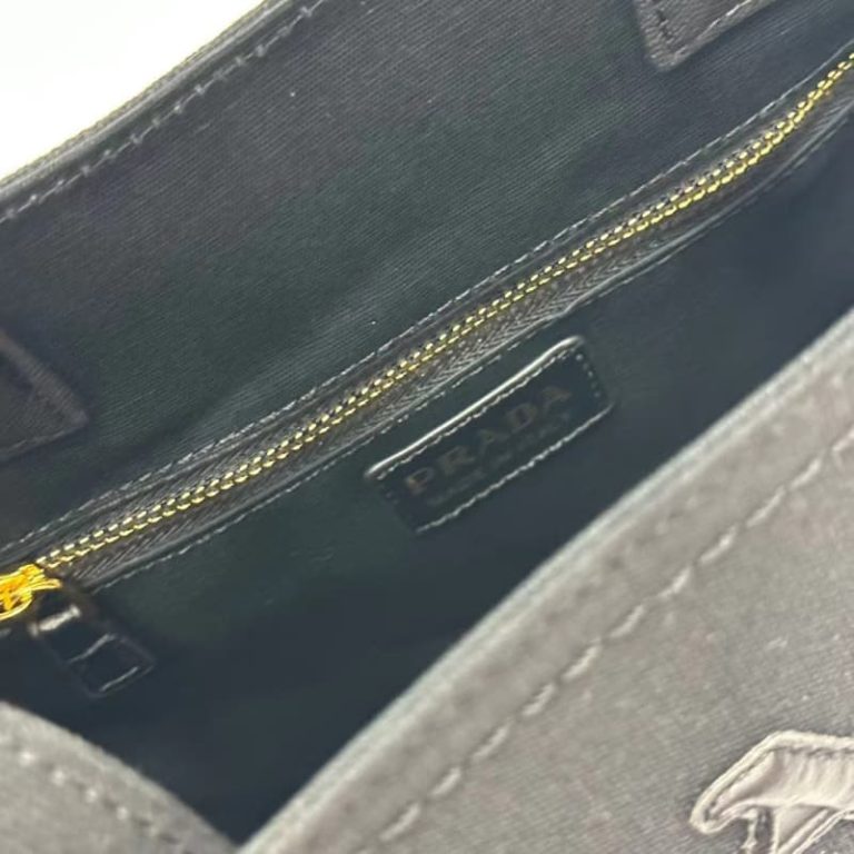 High quality Prada unisex canvas handbag The front logo pattern is equipped with a small tag-20